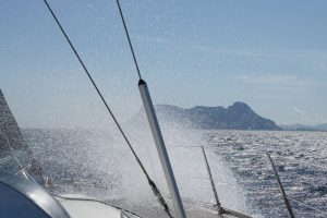 So fährt man bei Wind den Affenfelsen von Osten kommend an.