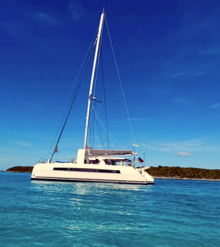 Catana 53 Skidbladnir vor Anker im türkisblauen Wasser – Transatlantik ARC+ 2025