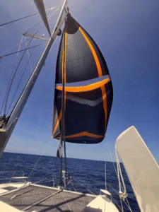 Parasailor auf dem Atlantik – Vorschiff der Catana 53 Skidbladnir