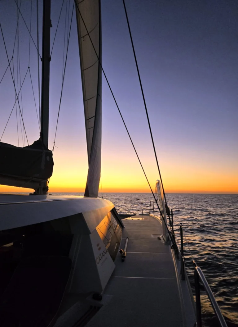 Sonnenuntergang an Deck beim Segeln – Catana 53 auf Atlantikpassage (ARC+)