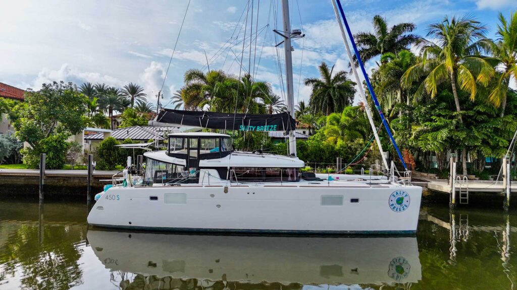 Lagoon 450S von der Seite