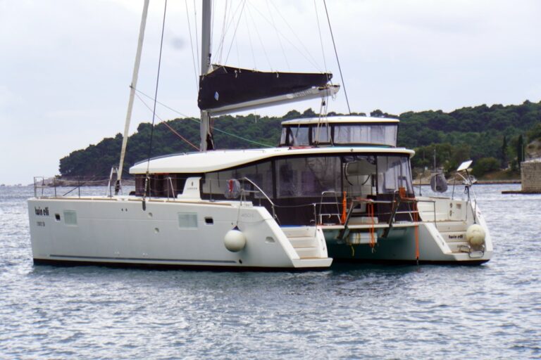 Katamaran Lagoon 450 vor Anker